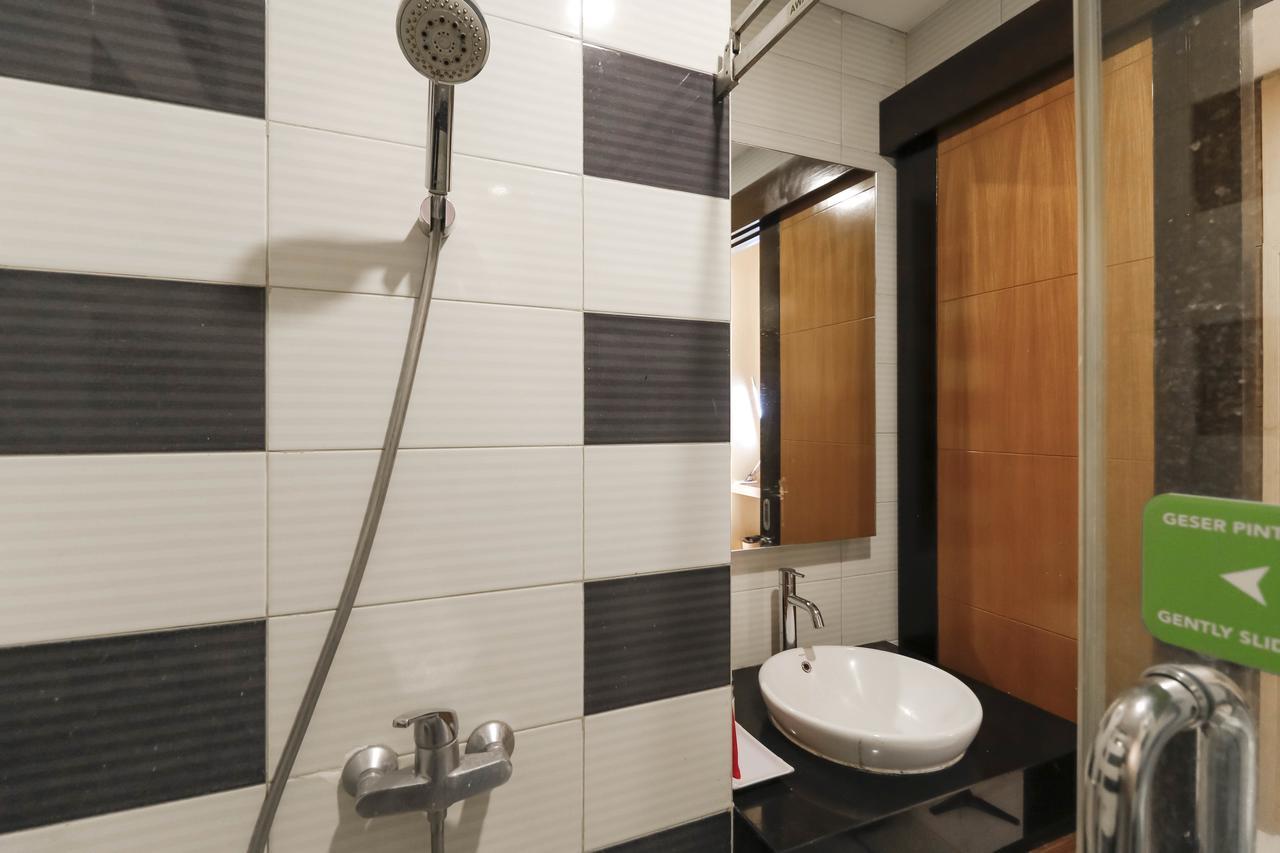 Reddoorz Near Roxy Hotel Jakarta Exterior photo